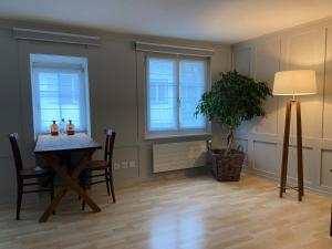 - une salle à manger avec une table et deux fenêtres dans l'établissement Understadt 14 guesthouse, à Stein am Rhein