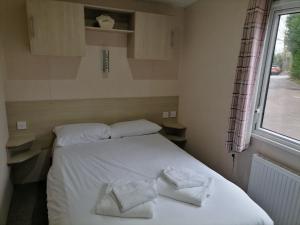 Säng eller sängar i ett rum på Victory - idyllic holiday home in Hastings