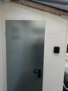 una puerta de metal con una manija negra en una pared en Sahra 1Zi. Wohnung Arheiligen, en Darmstadt