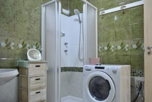 Bilik mandi di Welc-ōM Shabby Montegrotto +26 gambar