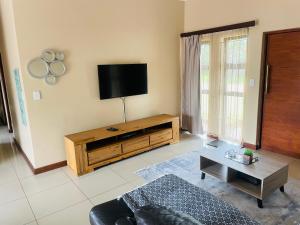 Μια τηλεόραση ή/και κέντρο ψυχαγωγίας στο Bela Waterfront Villa