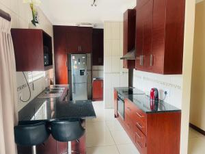 Η κουζίνα ή μικρή κουζίνα στο Bela Waterfront Villa