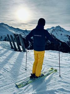 une personne est debout à skis dans la neige dans l'établissement Tirolerhof - Super Sommer Card included, à Serfaus