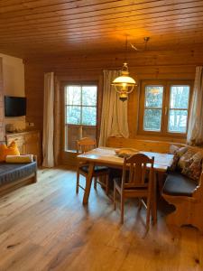 a dining room with a table and chairs in a cabin at Haus am Mühlenweg in Altenmarkt im Pongau