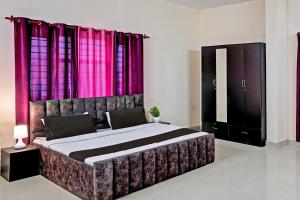 Llit o llits en una habitació de OYO Hotel Amaira Home