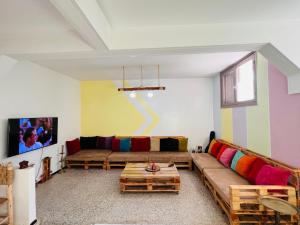 sala de estar con sofá y mesa en sweet house fes, en Fez