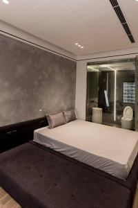 ein Schlafzimmer mit einem Bett in einem Zimmer mit einem WC in der Unterkunft Vinhomes Smartcity - Zhomestay - Căn hộ dich vụ in Thượng Thôn
