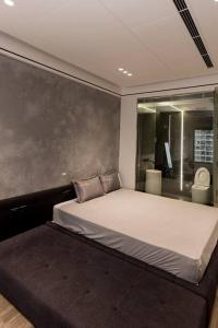 Postel nebo postele na pokoji v ubytování Vinhomes Smartcity - Zhomestay - Căn hộ dich vụ