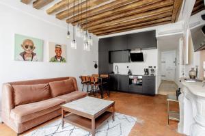 un salon avec un canapé et une table dans l'établissement Le Clos St Louis, à Paris