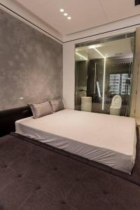 Postel nebo postele na pokoji v ubytování Vinhomes Smartcity - Zhomestay - Căn hộ dich vụ