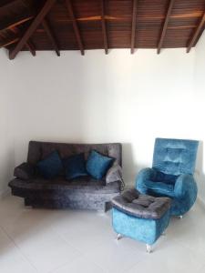 a living room with a couch and a chair at Apartamento con espectaculares vistas en el centro histórico in Socorro