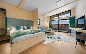 sypialnia z dużym łóżkiem, biurkiem i biurkiem w obiekcie Aparthotel Zell am See (Contactless Check-In) w mieście Zell am See +37 zdjęć