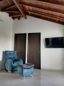 a blue chair and a ottoman in a living room at Apartamento con espectaculares vistas en el centro histórico in Socorro