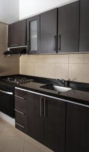a kitchen with a stove and a sink at Apartamento con espectaculares vistas en el centro histórico in Socorro