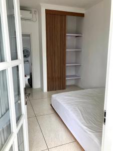 ein Schlafzimmer mit einem Bett und einer offenen Tür in der Unterkunft Kusuma Bali House in Ubud