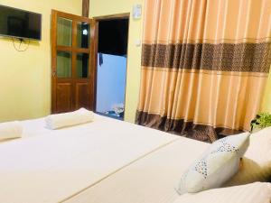 Postel nebo postele na pokoji v ubytování Unakuruwa Ravenala Homestay