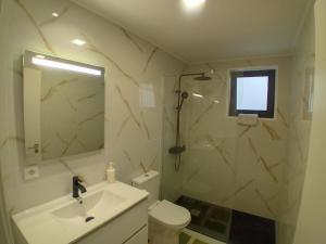 Un baño con ducha, lavabo e inodoro. en Vista Funchal Ⅰ, en Funchal 17 fotos más