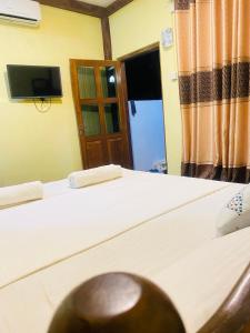 Postel nebo postele na pokoji v ubytování Unakuruwa Ravenala Homestay