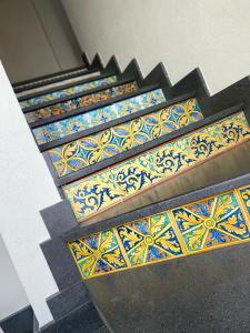 rzędu schodów z kolorowymi wzorami w obiekcie New Aurispa w mieście Noto