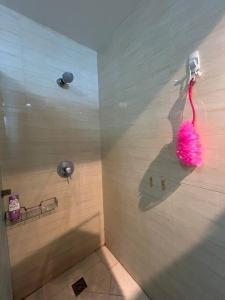 Baño con una bola rosa en la pared en Water Fountain View Ancol Apartment, en Yakarta