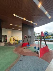 un parque infantil en un edificio con zona de juegos en Water Fountain View Ancol Apartment, en Yakarta