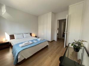 ein Schlafzimmer mit einem Bett mit zwei Handtüchern darauf in der Unterkunft Prince Boutique Apartment/1BR in Nikosia