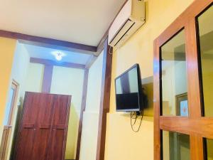TV a/nebo společenská místnost v ubytování Unakuruwa Ravenala Homestay