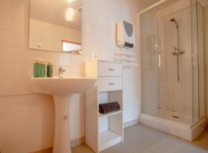 Koupelna v ubytování Le petit Paradis, chalet au coeur des 3 vallées + 10 fotografií