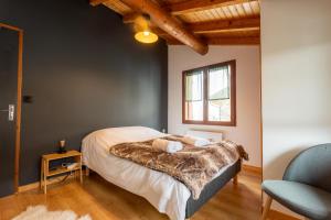 Postel nebo postele na pokoji v ubytování Le petit Paradis, chalet au coeur des 3 vallées