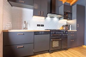 Kuchyň nebo kuchyňský kout v ubytování Le petit Paradis, chalet au coeur des 3 vallées