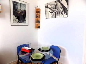 une table à manger avec deux chaises et une table en verre dans l'établissement Royan - APPARTEMENT au coeur du CENTRE-VILLE - PLAGE à 200m SEULEMENT, à Royan