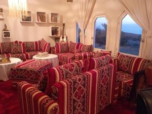 Riad Sahara Sunset Beach Douira Agadir的休息区