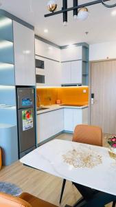 Kuchyň nebo kuchyňský kout v ubytování Vinhomes Smartcity - Căn hộ dich vụ - Zhomestay