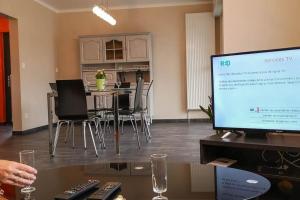 A television and/or entertainment centre at Gites les Rives du canal parking privé gratuit