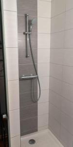 A bathroom at Gites les Rives du canal parking privé gratuit