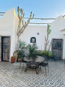 Riad Sahara Sunset Beach Douira Agadir的庭院或其他户外区域