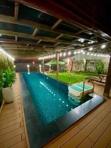 a swimming pool with a bath tub in a building at KaoCat Sea Villa w/3BR 2BA AC 3km to DT & NightMK in Phú Quốc