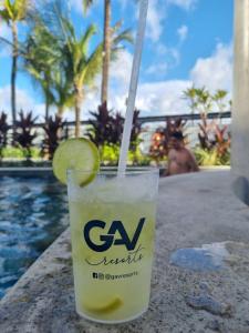 una bebida con limón en una mesa junto a una piscina en GRS Hotéis & Reservas Salinas Resort en Salinópolis