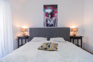 Ένα ή περισσότερα κρεβάτια σε δωμάτιο στο Prime Location - Breathtaking Architectural Views