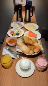 uma mesa de madeira com pratos de comida em GRS Hotéis & Reservas Salinas Resort em Salinópolis