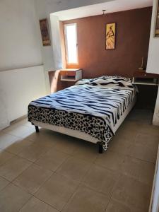 een slaapkamer met een bed met een cheetah deken bij casa de verano centro Necochea in Necochea