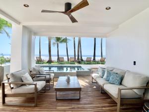 Χώρος καθιστικού στο Modern Beachfront Paradise - Hermosa Palms 8