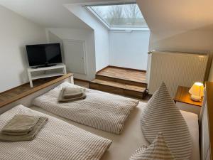 Postel nebo postele na pokoji v ubytování Gulfhof Greetsiel
