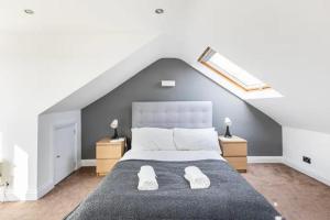 een slaapkamer met een groot bed en 2 nachtkastjes bij Charming 3-Bed Apartment in London in Londen