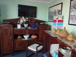 um quarto com um armário de madeira com cestos em Dar El jadida em El Jadida