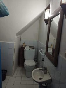 La salle de bains est pourvue de toilettes et d'un lavabo. dans l'établissement Dar El jadida, à El Jadida