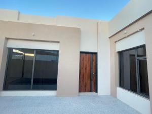 AL Rabie Resort ,Nizwa Grand Mall في Firq: اطلالة على منزل مع باب