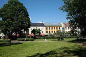 ein großes Gebäude mit einem Park davor in der Unterkunft Central Grünerløkka, close to city center in Oslo