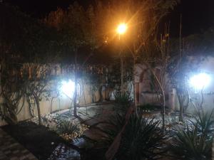 een tuin 's nachts met verlichting aan de muur bij Villa chadine in Safi