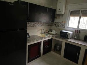 A kitchen or kitchenette at Two bedroom with garden